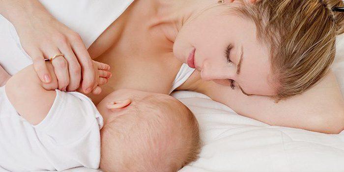 Серьезной причиной поноса у новорожденного может стать позднее прикладывание к груди