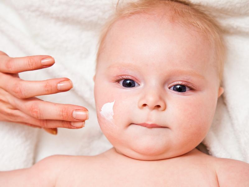 Использование крема при раздражениях кожи у ребенка