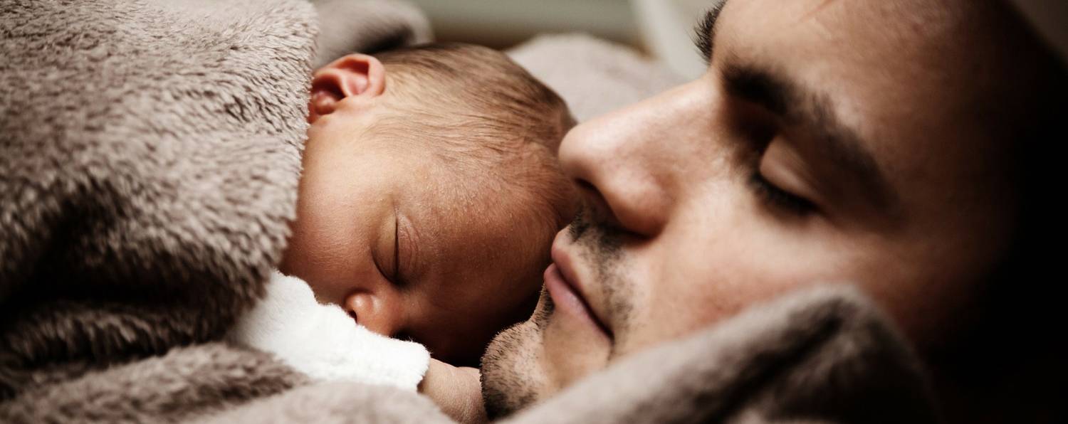 Новорожденный спит с папой