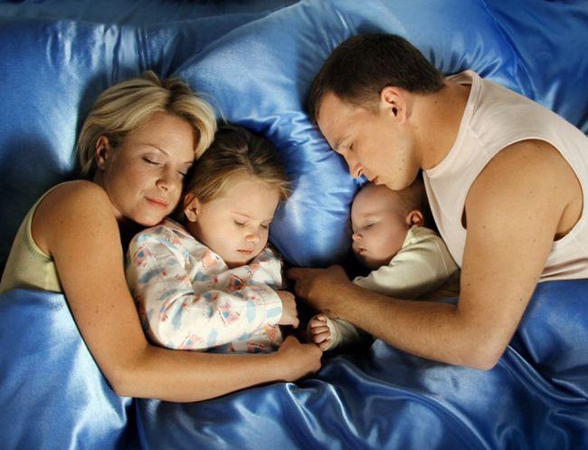 Совместный сон помогает укрепить связь между родителями и детьми