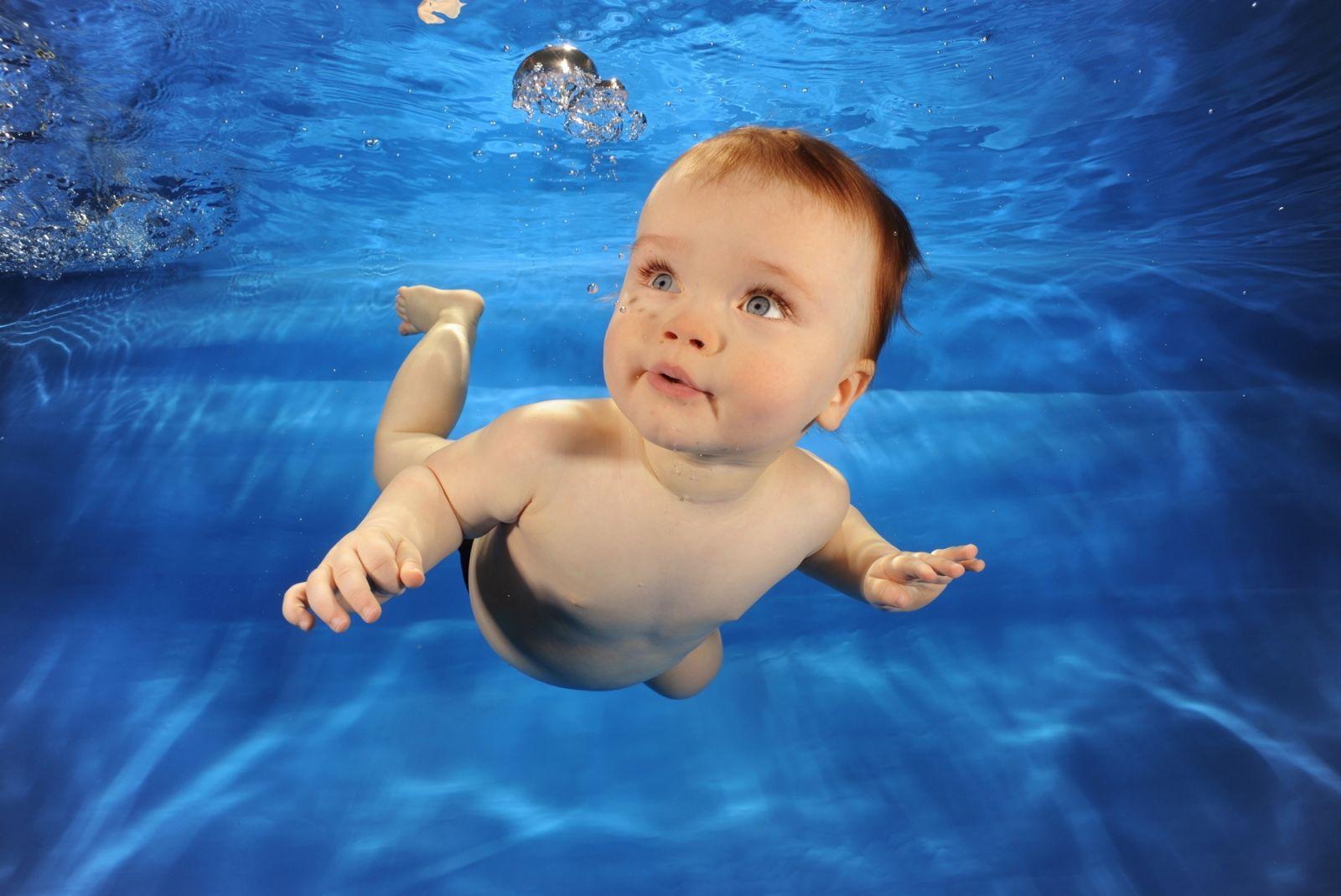 Ребенок с рождения умеет плавать, это умение можно развивать