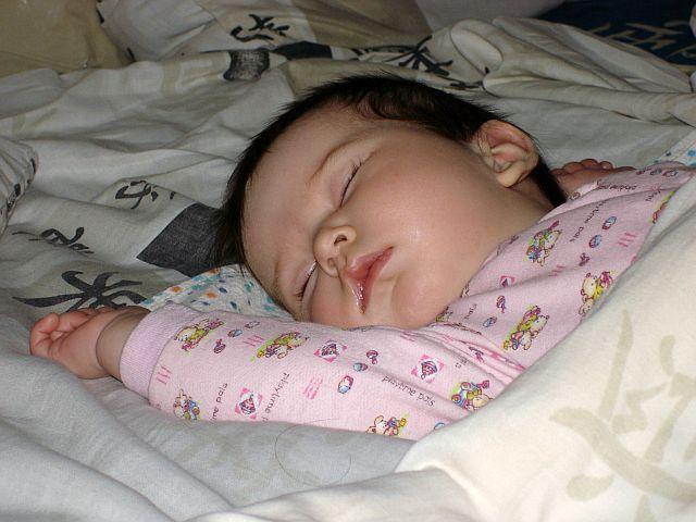 Новорожденный плачет и кряхтит во сне