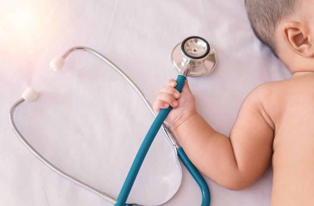 Ребенок до двенадцати месяцев может охрипнуть от простуды или аллергии