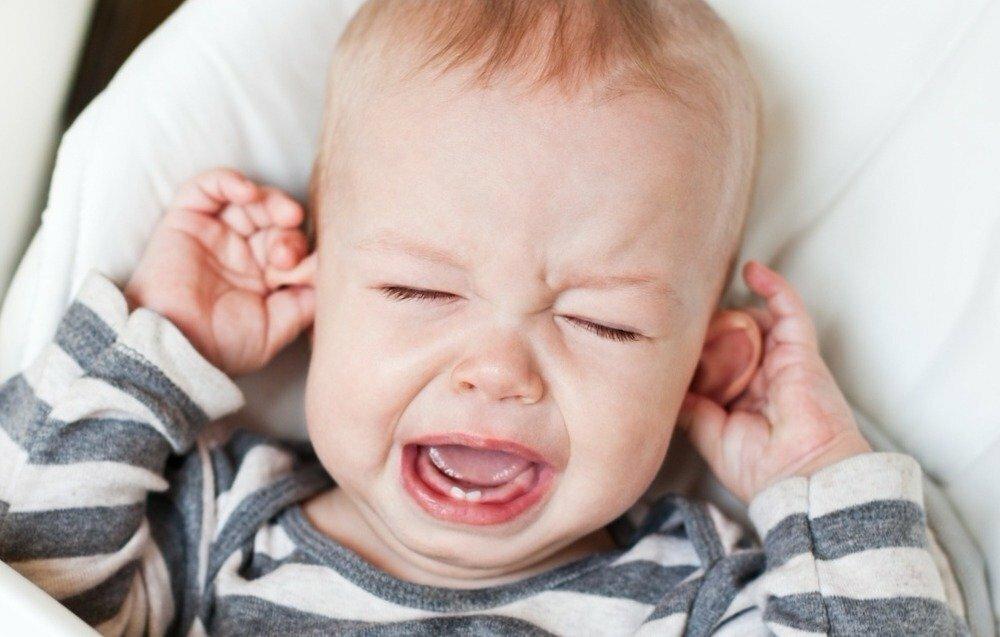 У ребенка болят уши