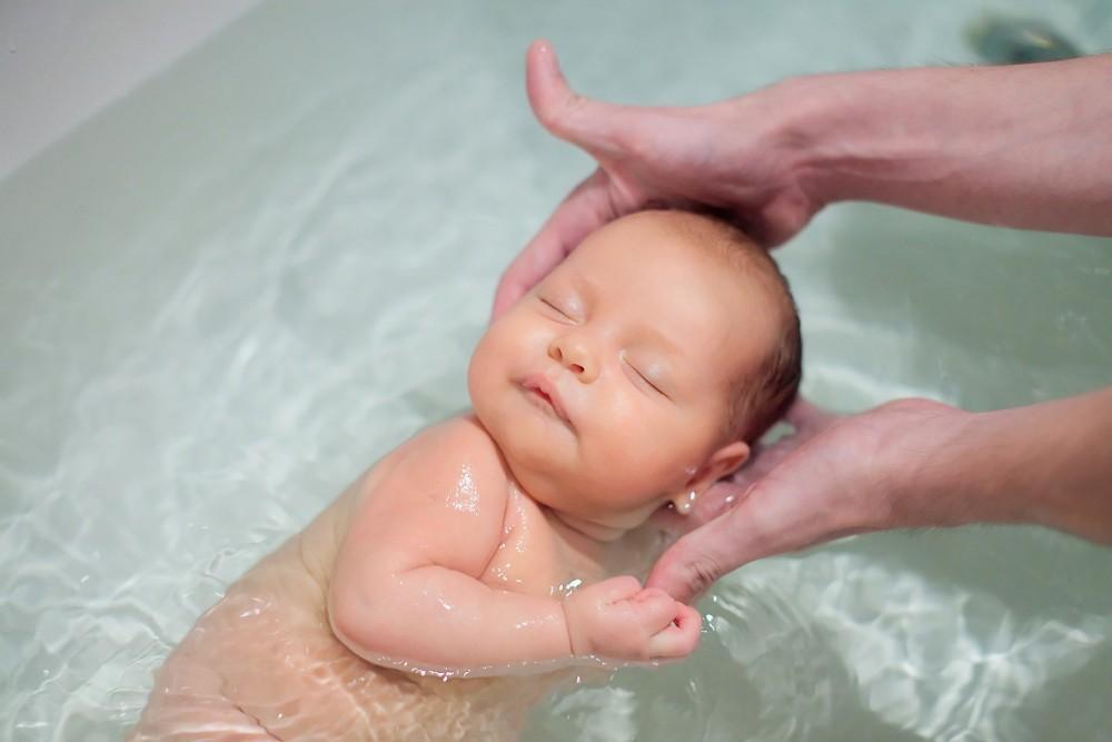 Попадание воды в уши ребенка – неизбежное явление при купании