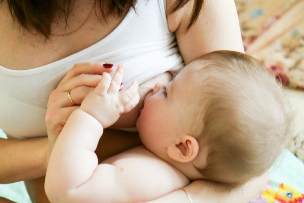 Прикладывание младенца к груди