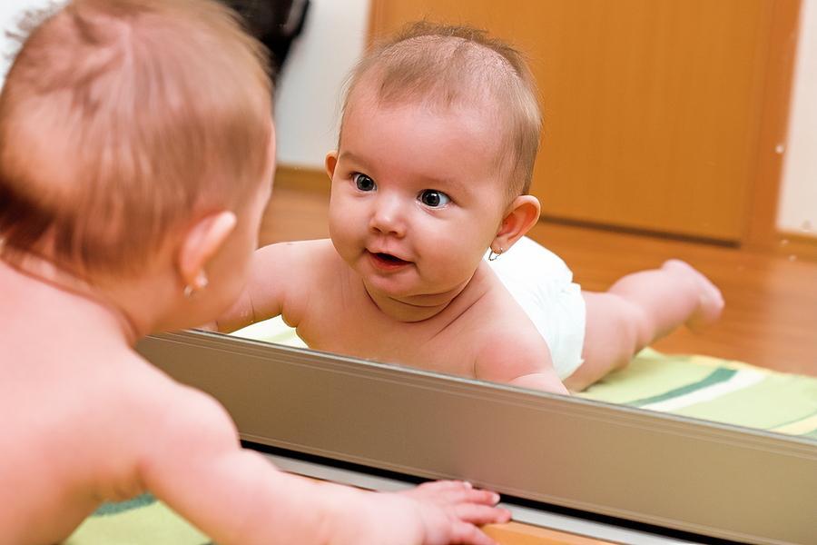 Малыш перед зеркалом