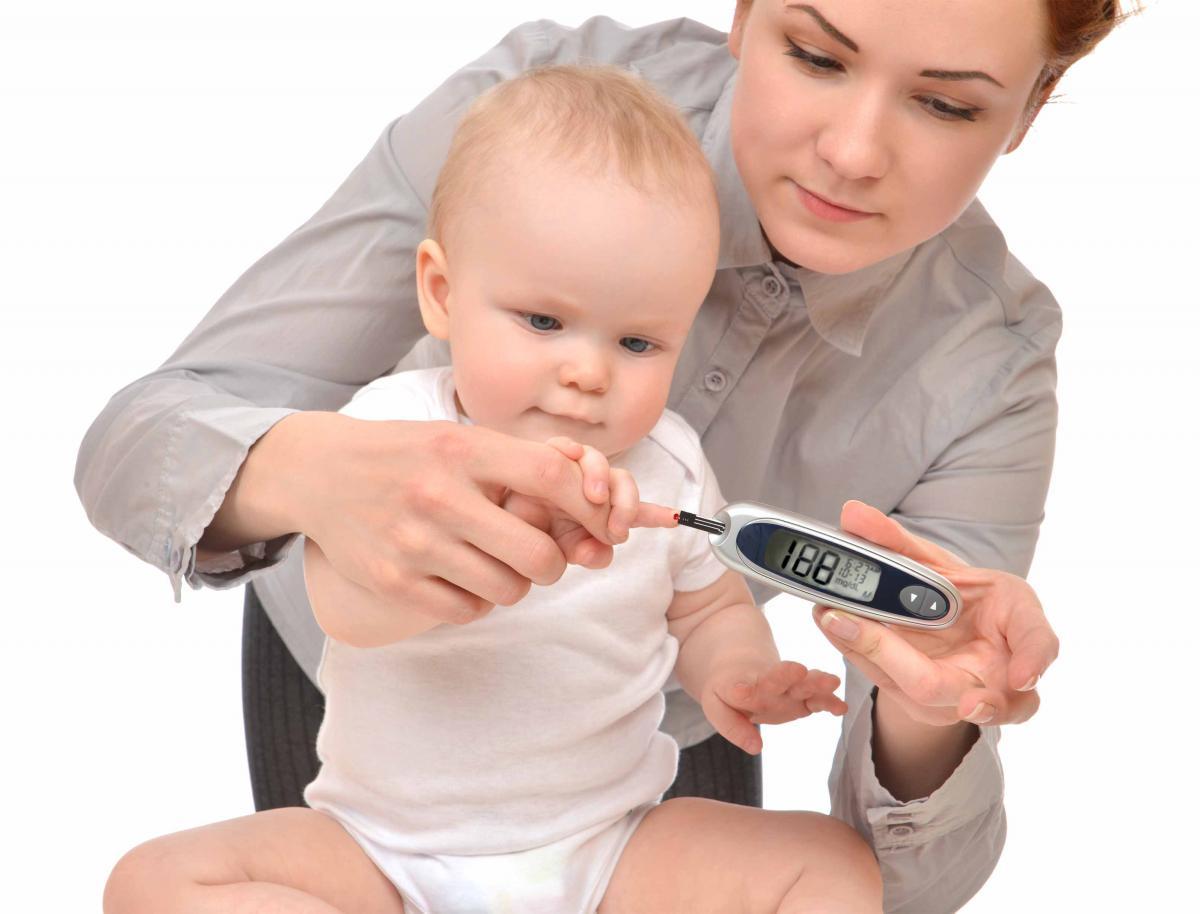 У малыша сахарный диабет, глюкометр проверяет уровень сахара в крови
