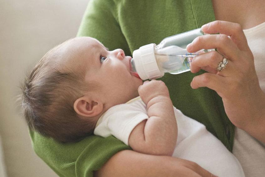 Новорожденный пьет воду