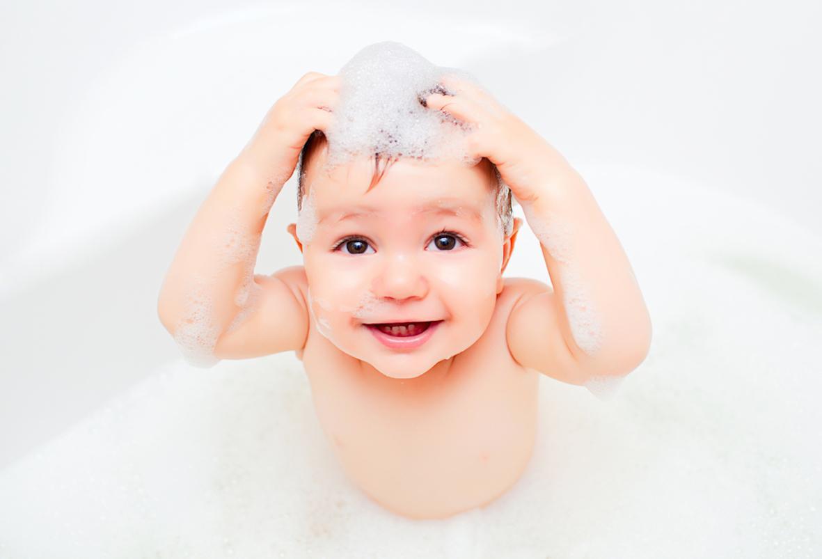 Ежедневное умывание приучит малыша к водным процедурам