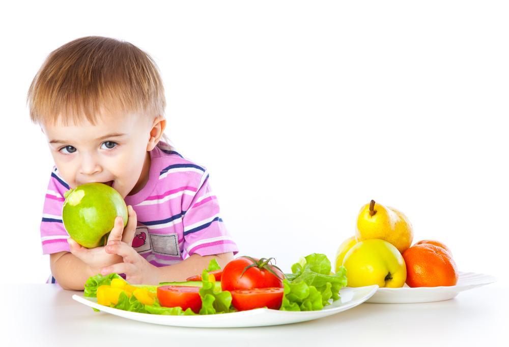 Ребенок ест фрукты
