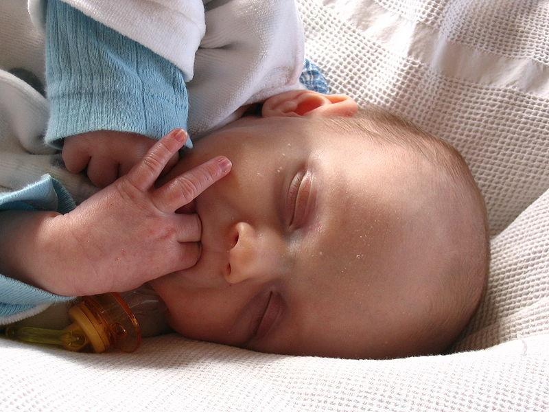 Новорожденный не открывает глаза