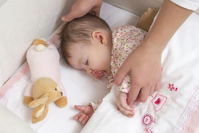 Здоровый сон младенца зависит от правильных условий укладывания