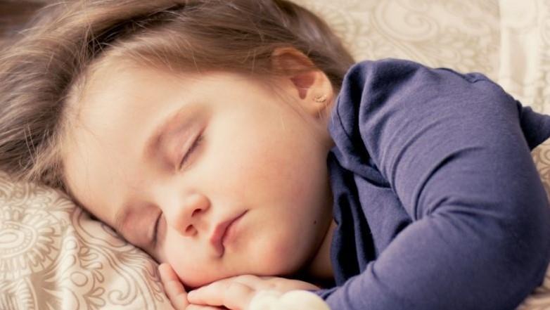 Продолжительность сна ребенка постоянно изменяется в связи с его взрослением
