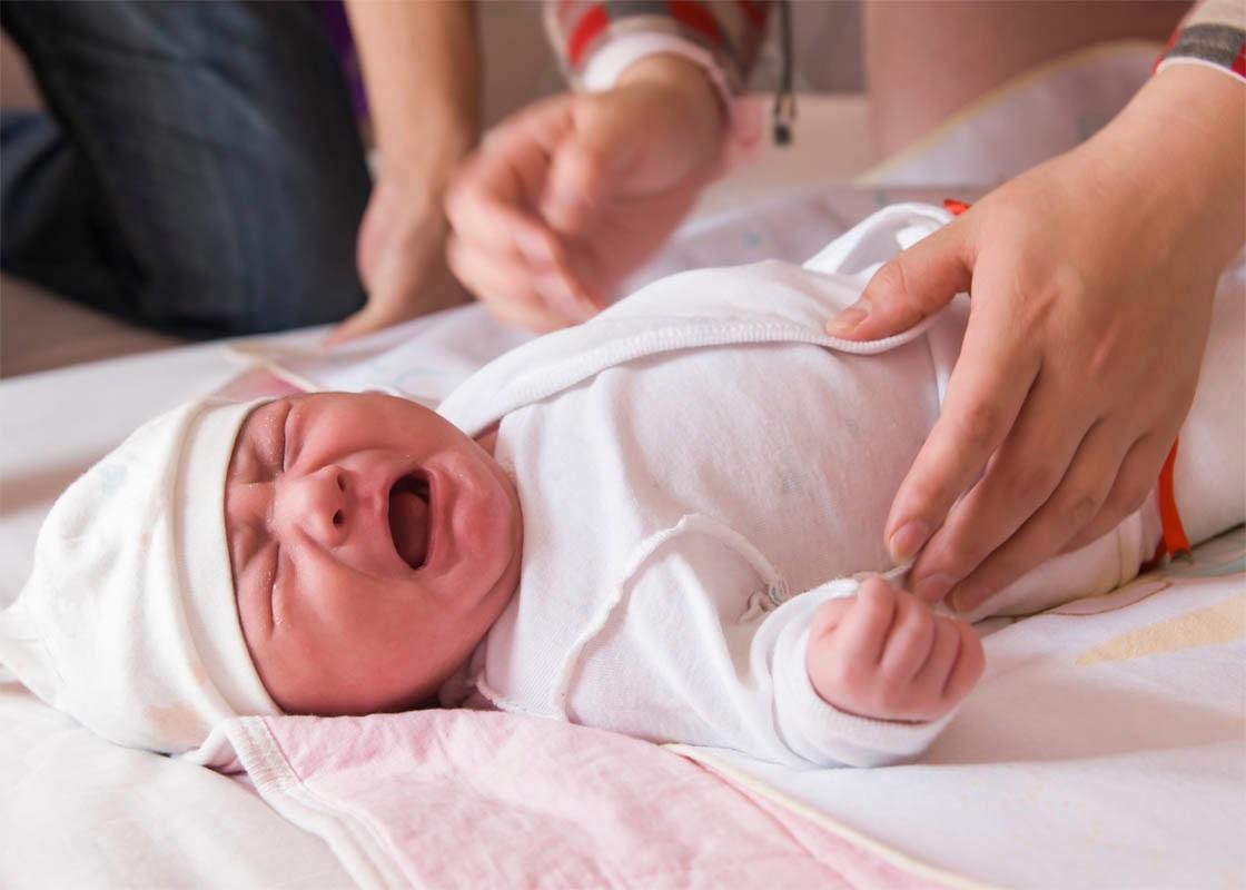 Одной из частых причин болей в животе у новорожденных являются колики