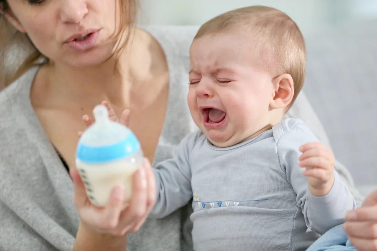Малыш плачет во время кормления