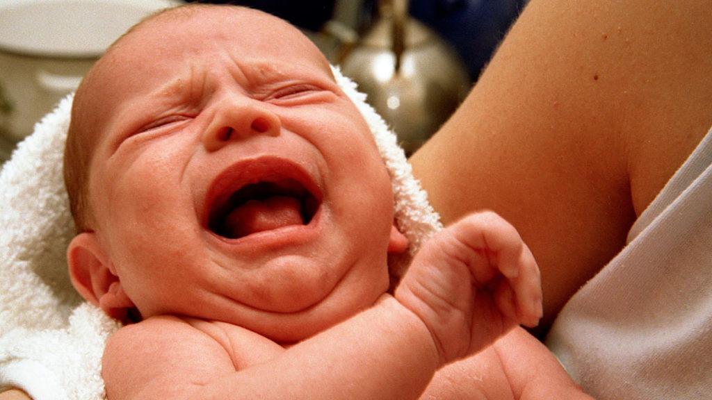 Плачущий новорожденный не берет грудь