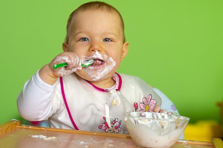 Малыш ест кисломолочные продукты
