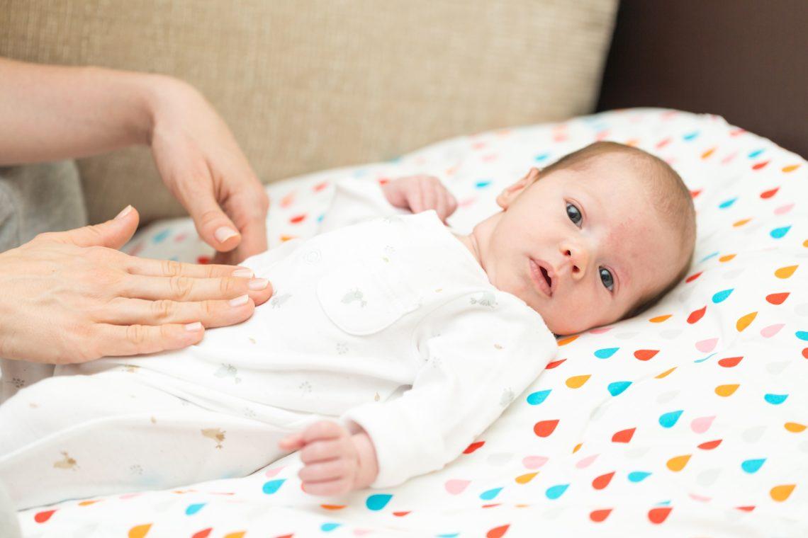 Примерно до трех месяцев детей могут беспокоить кишечные колики, с возрастом они проходят