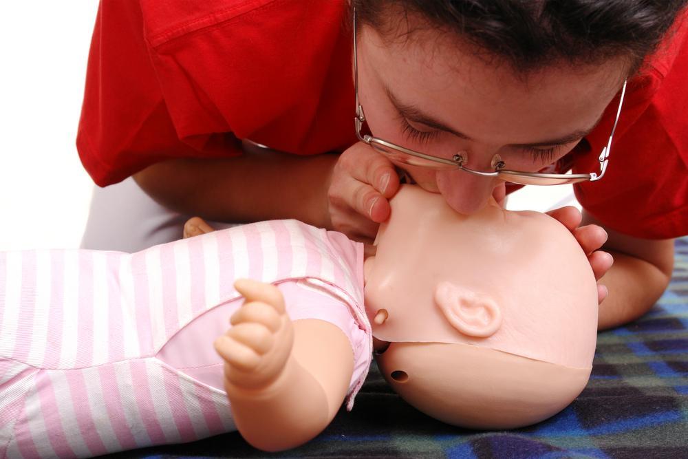 Экстренная помощь ребенку, если дыхание прекратилось