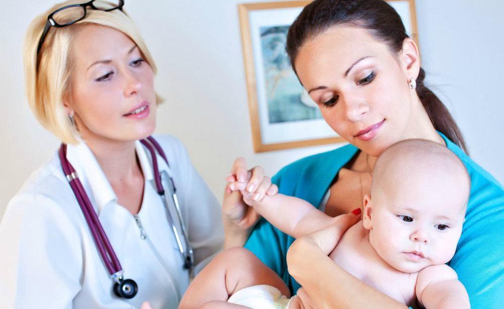 Первый визит к врачу с ребенком проходит, когда малышу исполняется месяц