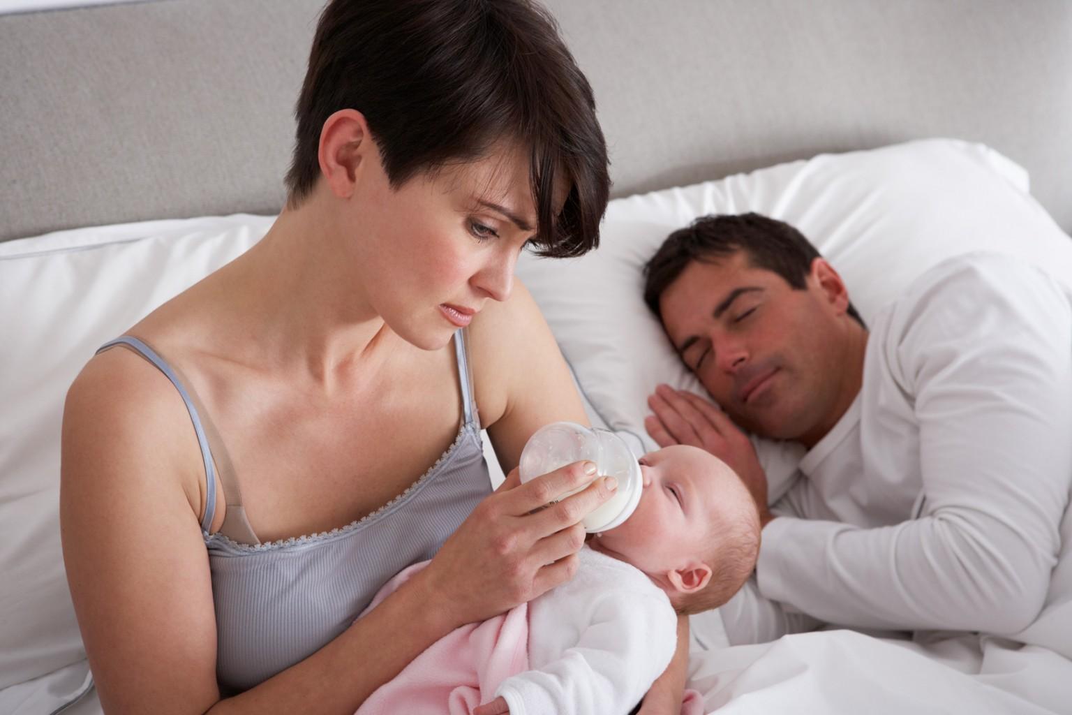 Реально спим с мамой. Муж жена и новорожденный. Женщина с младенцем и мужем. Мужчины женщины и дети. Новорожденный и родители.