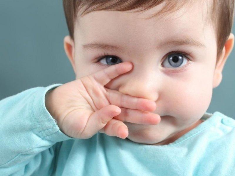 Ребенок чешет нос