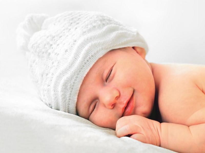 Новорожденный улыбается во сне