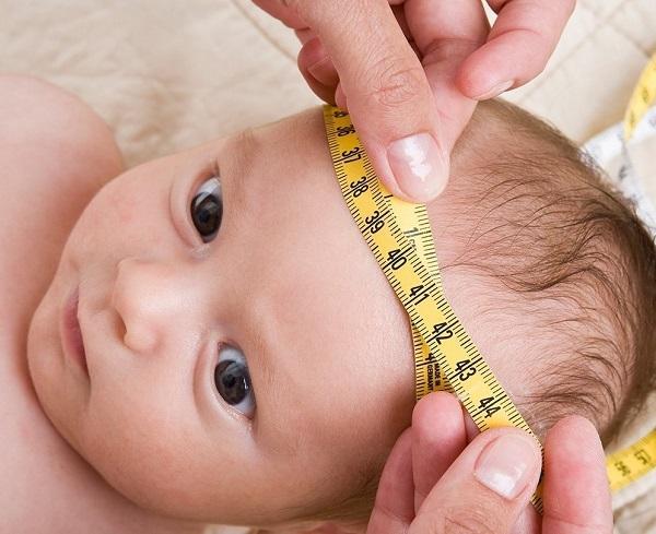 Размер головы новорожденного должен соответствовать определенным параметрам