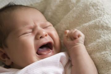 У новорожденных бессонница сопровождается частым плачем и судорожным сжимании кулачков