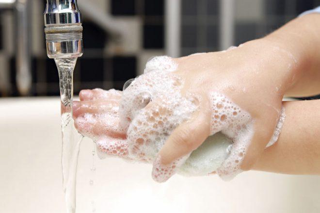 Самое безопасное средство для оттирания следов фломастера с детской кожи – теплая вода и моющее средство