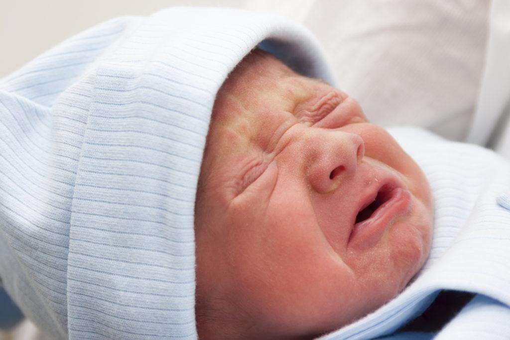 Новорожденный малыш плачет