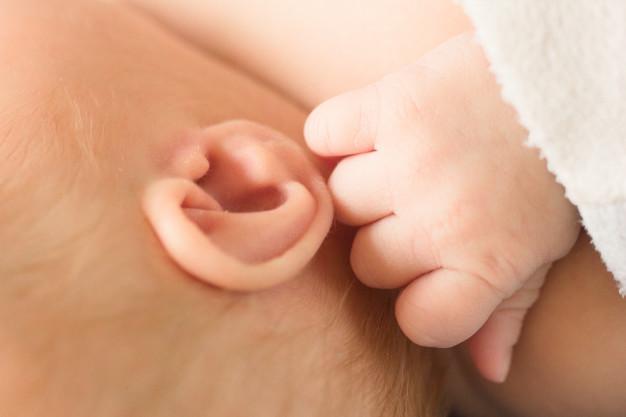 Ухо новорожденного малыша