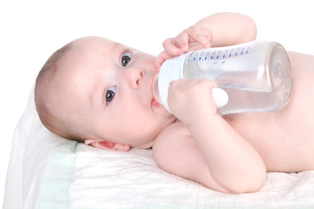 Малыш пьет воду