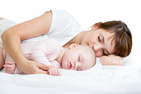 Уставшая мама может отдохнуть под белый шум вместе с малышом