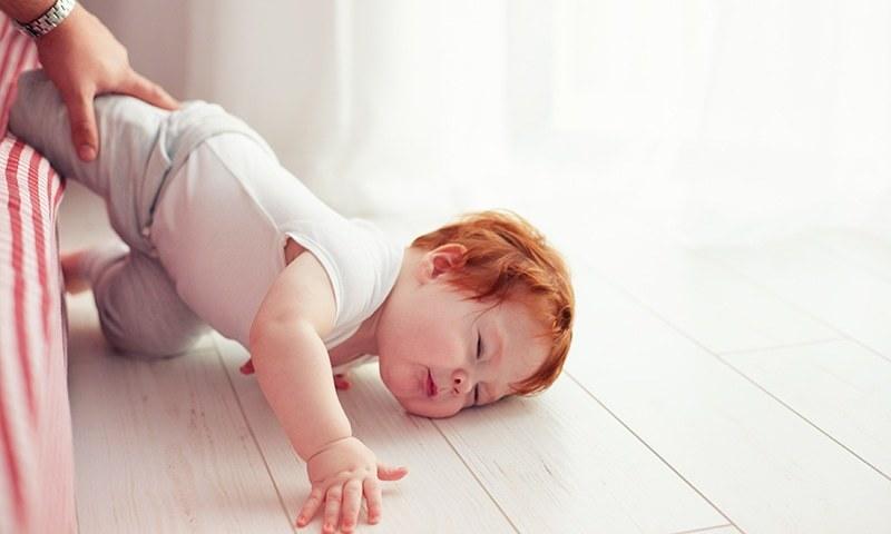 Маленькие дети часто падают с кровати